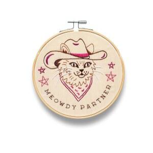 [미국배송] FUNATIC 야옹이 파트너 자수 키트 | 성인용 재미있는 초보 바늘 작업 시작 세트 포인트 DIY 예술 및 공예 대나무 후프 치실 실을 사용한 크로스 스티치 인쇄 원단