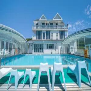 [인천/강화] 강화도 아이엠 스파 펜션 (주차장/짐보관가능/갯벌/포레스트뷰(산)/섬/해수욕장/온수수영장/스파/키즈/오션뷰/일출/일몰/복층/개별바베큐/바베큐장/공용수영장(실외)/가족/단체/커플)