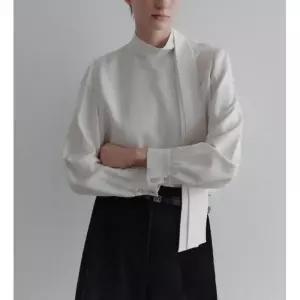 매장정품 SHESMISS 쉬즈미스 타이 스트랩 하이넥 블라우스 SWWBLO41030 849327