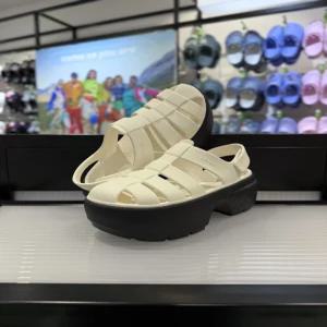 [크록스] 크록스 스톰프 피셔맨 샌들 209938-0WV 초크 아이보리 화이트