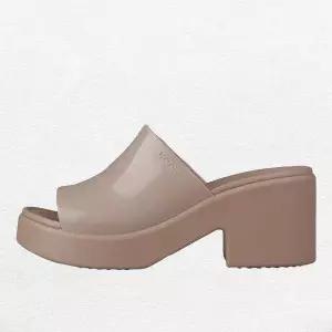 [크록스]브루클린 슬라이드 하이 샤인 힐 여성 슬리퍼 샌들 라떼 209709-2Q9