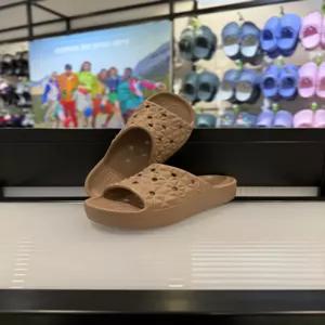 [크록스] 크록스 클래식 플랫폼 지오메트릭 슬라이드 209564-2Q9 라테 브라운