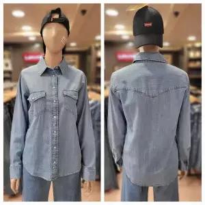 [리바이스] 여성 에센셜 웨스턴 데님 셔츠 16786-0018 (S33391935)