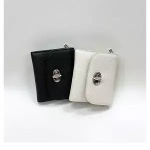 [롯데백화점]질스튜어트 블랙,아이보리 가죽 오브 장식 3단 반지갑 JAWA5F001BK,JAWA5F011IV