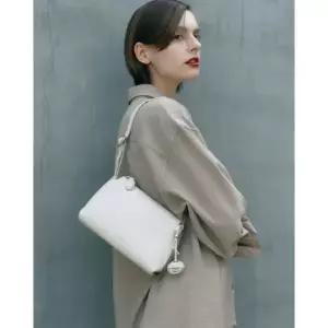 [롯데백화점]질스튜어트 MINUTE 아이보리 가죽 참장식 미니숄더백 JABA5F022IV