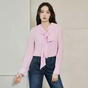 [롯데백화점]라인에디션 [이성경 착용] 와이드 카라 셔링 블라우스 (NWBLPB01)