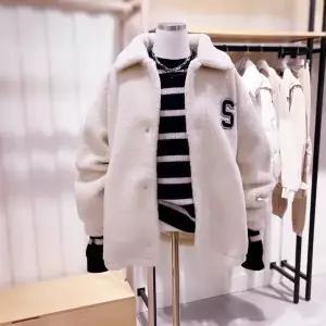 [대구백화점] [시에로]와펜장식 스탠카라 뽀글이  점퍼(SI4JPF713)