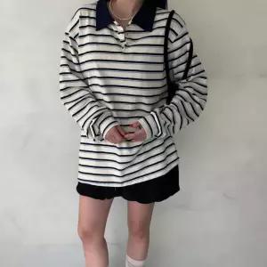 여성 스트라이프 단추 배색 카라넥 럭비 스타일 긴팔 티셔츠