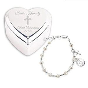 프레셔스 피스 퍼스트 커뮤니케이션 세트에는 개인 맞춤형 각인 주얼리 박스와 925 스털링 실버 묵주 팔찌 5인치 2피스 세트가 포함되어 있습니다