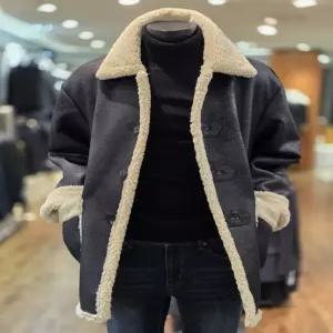 [바쏘옴므] 25년 F/W 블랙 양가죽 배색 페이크 무스탕 하프점퍼