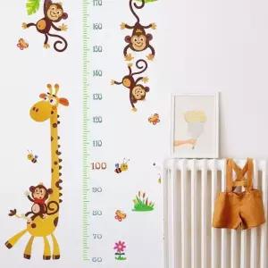 기린과 기록 시트지 성장 원숭이 키재기 (WFKB3XZ)