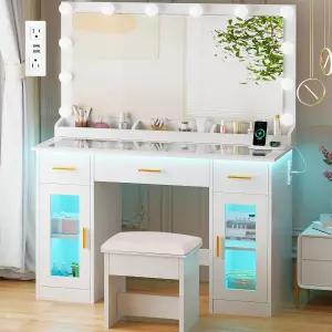 거울과 조명이 있는 베위섬 베니티 데스크 유리 상판과 의자가 흰색 메이크업 테이블 전원 콘센트가