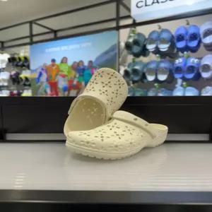 [크록스] 크록스 클래식 플로럴 컷아웃 클로그 210927-0WV 초크 아이보리 화이트