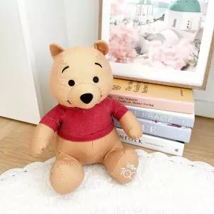 디즈니 100주년 빈티지 푸 인형 28cm우 캐릭터 빨간옷곰 예쁜 우인형 장식 선물용 기념