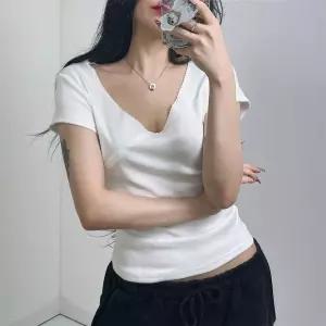 오프숄더가능 사선 딥브이넥 슬림핏 기본 티셔츠 반팔 여름 크롭 빈지