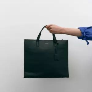 질스튜어트 액세서리 남성 [LUKE][노트북수납] 루크 블랙 소가죽 세로형 토트백  (JUBA5F631BK)