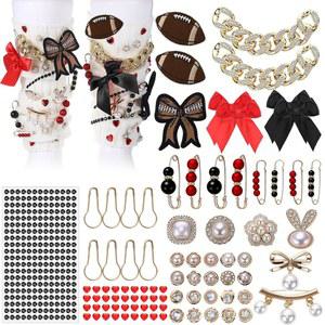 노메 45pcs 게임 데이 풋볼 정크 양말 참스 키트 브로치 및 핀 스포츠 주얼리용 신발 참스와 보우 스니커즈 DIY 진주 포함