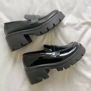 여성 굽있는 블랙 에나멜 로퍼 캐주얼 로퍼 로퍼 캐주얼로퍼 여성로퍼