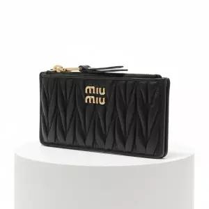 [미우미우]25FW 마테라쎄 나파 가죽 지퍼 지갑 5MB06M AFPP F0002 817872