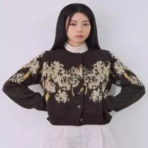 더엣지 theatg 25FW 모헤어혼방 플라워 자카드 니트자켓