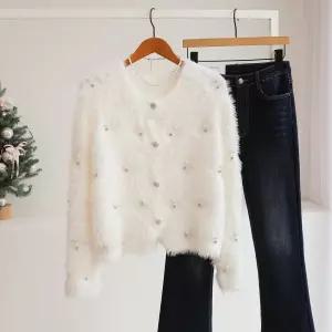 [잇수다] 쥬어밋 큐빅 진주 믹스 헤어리 퍼 라운드 니트 가디건