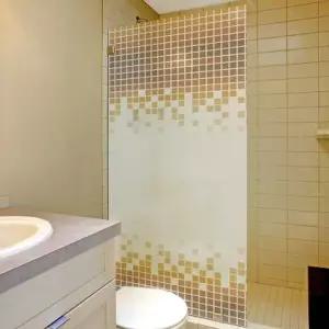 [텐바이텐]반투명 칼라 샤워부스 시트지_브라운 타일 패턴