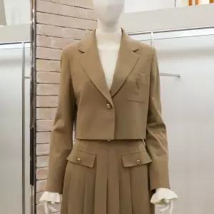 [JJ JIGOTT][JJ지고트]레터링 롤업 울 크롭 재킷 GNAA0JKJ8_DG