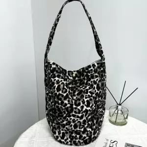 호피 원통 숄더백 레오파드 가방 아이보리 (WFK43DQ)