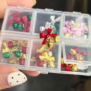 6칸-18개 크리스마스 골드 벨 네일 참 레드 그린 3D 징글벨 리본 펜던트 사운드 장식 새해 용품