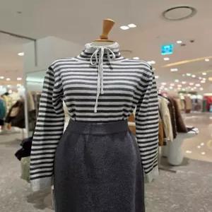 [AK수원점]  하이넥 스트라이프 스트링 니트 AR7XG47F