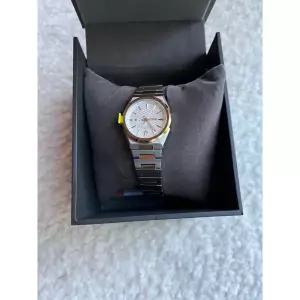 Bulova 클래식 98L323 Two-Tone 스테인레스 스틸 여성 쿼츠 시계 [세금포함] [정품] 패션시계 손목시계 명