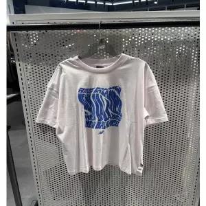 [뉴발란스] 여성 웨이브 그래픽 반팔티 BB NBNEGCVO22 26