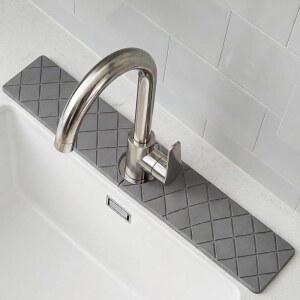 주방 싱크대용 돌 수도꼭지 매트 및 욕실용 건조 트레이, 초고속 흡수 규조토, 2개의 매트(23.6인치 * 4인치)와 헝겊, 스타일리시한 가정용 선물(그레이)