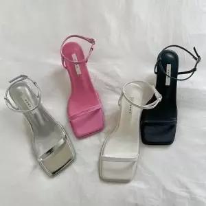 발목 스트랩 스퀘어 쉐입 미들굽 여름용 토오픈힐 WF01337