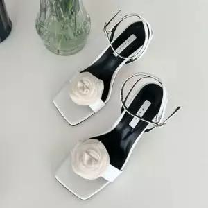 스퀘어쉐입앞코 장미코사지 장식 발목스트랩 토오픈힐 WEE8C8B