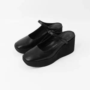 [롯데백화점]신난다슈 여성 뮬 힐 8cm 웨지 슬리퍼힐 블로퍼 메리제인 가보시 통굽 TMZ233047 블랙