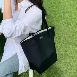 [라코스테]L.12.12 컨셉 세로형 미디움 쇼퍼백 NF1890PO