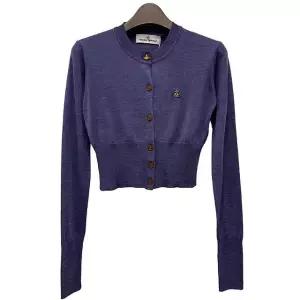 [명품] 25SS BEA 베아 자수 로고 크롭 가디건 라벤더 1803002U Y001A J402