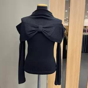 [에고이스트]ER4JT901리본어깨트임하이넥티셔츠_DJ