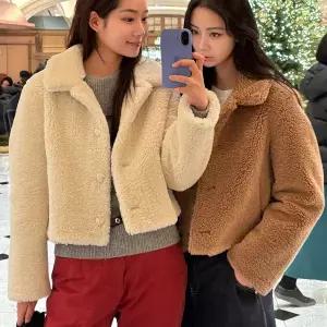 [롯데백화점]DEWL 하트 버튼 크롭 퍼 자켓  D254PSG127