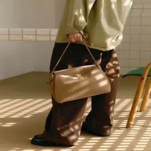 [질스튜어트][26SS] 누벅 오브 장식 숄더백 M 베이지 JABA6E133I2_s