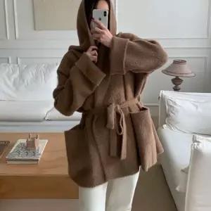 [다잇템] 여자 FW 스트랩 박스핏 하프 후드코트 코트