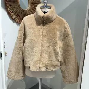 르피타 HC06 포근 보아퍼 하이넥 크롭 점퍼(베이지) 포근 보아퍼 하이넥 크롭 점퍼 L2