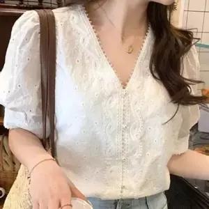 브이칼라 물결 프릴레이스 퍼프소매 화이트컬러 반소매펀치디테일 탑 스테디 티블라우스 썸머