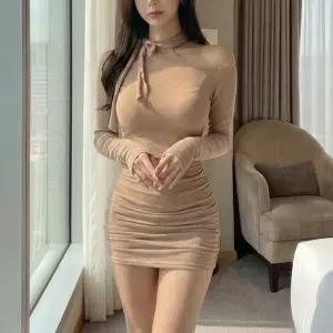 여자 슬림핏 홀터넥 셔링 미니원피스