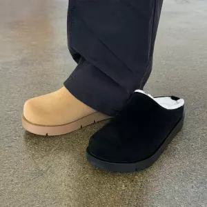 [이룰]4cm 천연 스웨이드 아웃솔 통굽 퍼 안감 키높이 슬리퍼 2colors