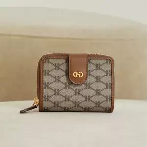 [헤지스](센텀시티점)[헤리아토] H장식 브라운 시그니처 패턴 가죽 반지갑 (지퍼 동전수납) HIWA5E835W1