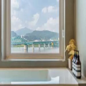 [강원/춘천] 춘천 더헤이븐 리버펜션 (강/호수/픽업가능/스파/가족/커플/개별바베큐/주차장/흡연구역(지정장소))