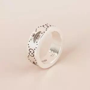 [구찌] GG 벌 로고 공용 링 반지 실버 6mm 728389 J8400 0728 [여주아울렛]