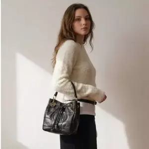 [NS홈쇼핑][헤지스ACC] HIWA6E765BK [H20퀼팅] 블랙 퀼팅 소가죽 복조리 크로스백..